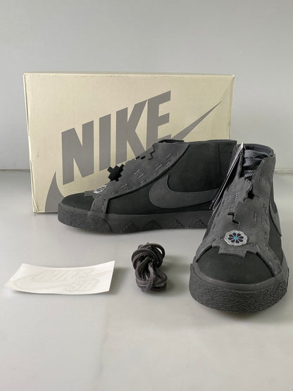 【中古美品】【メンズ】 NIKE SB ナイキエスビー ZOOM BLAZER MID QS DI'ORR GREENWOOD FQ0792-001 ズーム ブレーザー ミッド ディオール グリーンウッド スニーカー 靴 160-240628-yn-06-min サイズ：28.0 カラー：ANTHRACITE/DARK SMOKE GREY 万代Net店