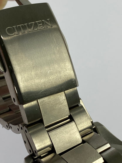 【中古品】【メンズ】 CITIZEN シチズン ECO-DRIVE エコドライブ デイトクロノグラフ 電波ソーラー腕時計 W770-T023037  時計 腕時計 197-240710-jt-08-min カラー：シルバー/ブルー 万代Net店