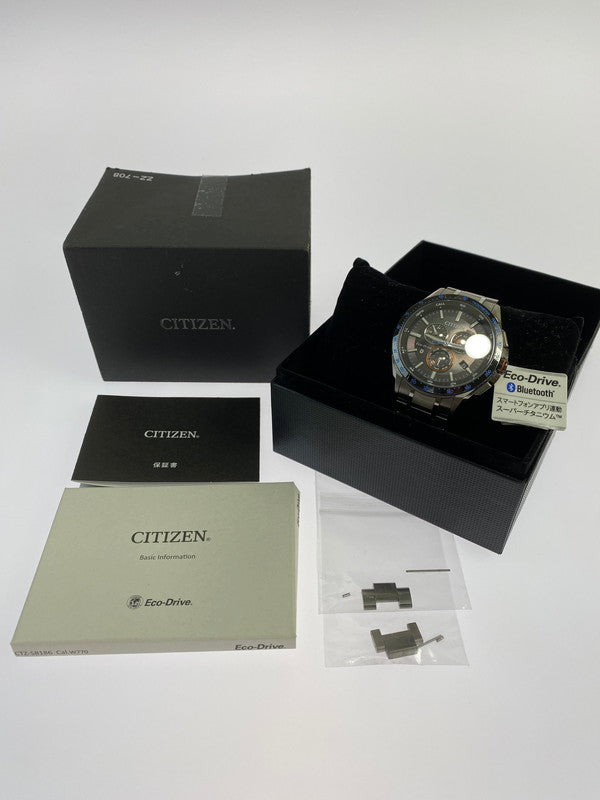 【中古品】【メンズ】 CITIZEN シチズン ECO-DRIVE エコドライブ デイトクロノグラフ 電波ソーラー腕時計 W770-T023037  時計 腕時計 197-240710-jt-08-min カラー：シルバー/ブルー 万代Net店