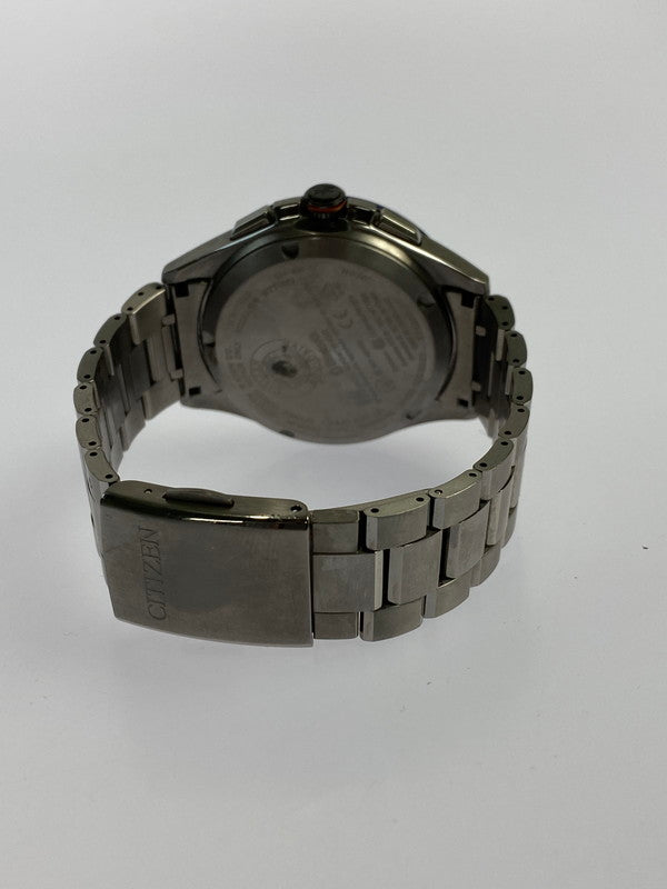 【中古品】【メンズ】 CITIZEN シチズン ECO-DRIVE エコドライブ デイトクロノグラフ 電波ソーラー腕時計 W770-T023037  時計 腕時計 197-240710-jt-08-min カラー：シルバー/ブルー 万代Net店