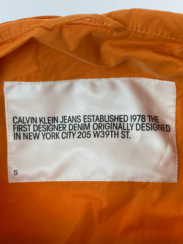 【中古品】【メンズ】 Calvin klein Jeans カルバンクラインジーンズ ESTABLISHED 1978 LOGO ANORAK ロゴ アノラック トップス 141-240726-ks-21-min サイズ：S カラー：オレンジ 万代Net店