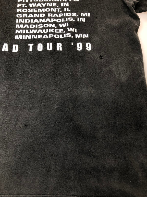 【現状渡し品】【メンズ】 MARILYN MANSON マリリンマンソン ROCK IS DEAD TOUR 99 TEE ロック イズ デッド ツアー 99 ツアーTシャツ 146-260411-KS-02-min サイズ：L カラー：チャコールグレー 万代Net店