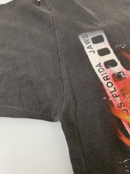 【現状渡し品】【メンズ】 UNIVERSAL STUDIOS FLORIDA ユニバーサル スタジオ フロリダ ”JAWS”PRINT TEE ジョーズ プリントティーシャツ ヴィンテージ トップス 146-260522-SH-02-min カラー：ブラック 万代Net店