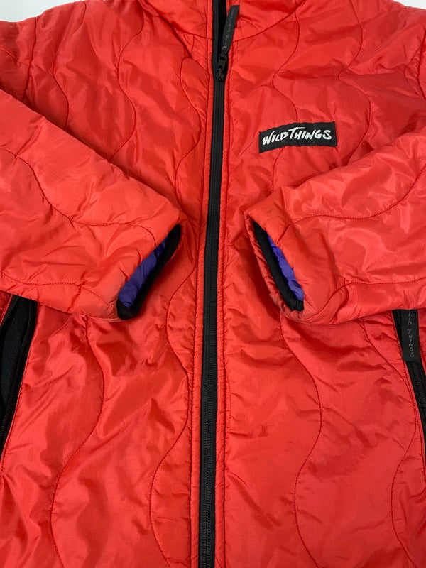 【現状渡し品】【メンズ】 WILDTHINGS ワイルドシングス USA製 PRIMALOFT REVERSIBLE DOWN JACKET プリマロフト リバーシブルダウン ジャケット アウター 144-240826-me-02-min サイズ：M カラー：レッド 赤 万代Net店