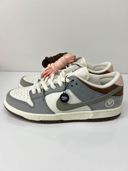 【中古美品】【メンズ】 NIKE SB ナイキ スケートボーディング × YUTO HORIGOME 堀米雄斗 別注 コラボ DUNK LOW PRO QS FQ1180-001 ダンク ロー プロ クイックストライク スニーカー 靴 160-260725-kk-11-hon カラー：WOLF GREY/IRON GREY-SAIL 万代Net店