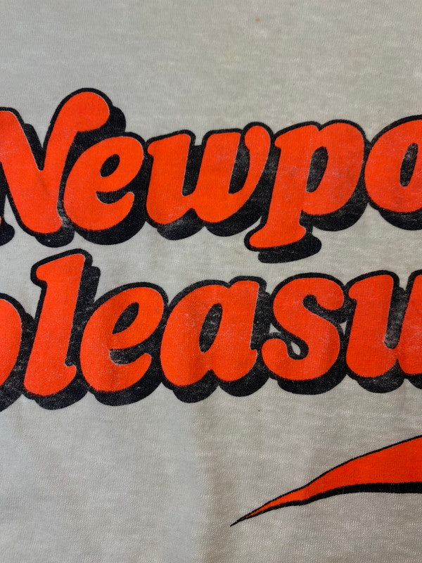 【中古品】【メンズ】  FRUITS OF THE LOOM フルーツオブザルーム 80-90S NEWPORT PLEASURE TEE 80-90年代 ニューポスト プレジャー Tシャツ トップス 半袖 146-240825-ma-08-min サイズ：XL カラー：白系 万代Net店