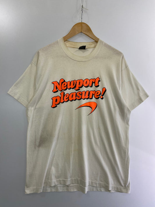 【中古品】【メンズ】  FRUITS OF THE LOOM フルーツオブザルーム 80-90S NEWPORT PLEASURE TEE 80-90年代 ニューポスト プレジャー Tシャツ トップス 半袖 146-240825-ma-08-min サイズ：XL カラー：白系 万代Net店