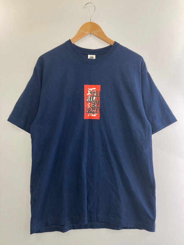 【中古品】【メンズ】  THE BLACK EYE PATCH ブラックアイパッチ HANDLE WITH CARE TEE NAVY  ハンドル ウィズ ケア Tシャツ トップス  142-240821-jt-07-min サイズ：L カラー：ネイビー 万代Net店