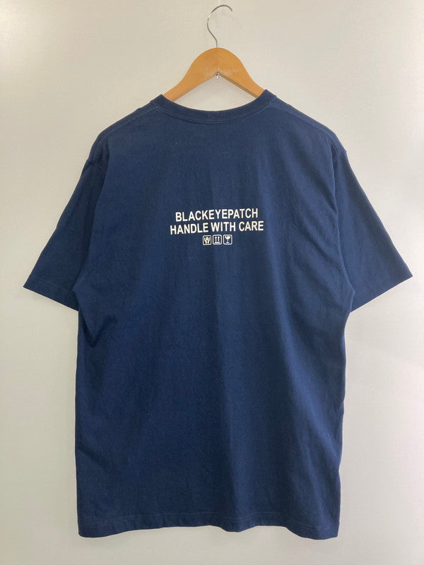 【中古品】【メンズ】 THE BLACK EYE PATCH ブラックアイパッチ HANDLE WITH CARE TEE NAVY ハンドル ウィズ ケア Tシャツ トップス 142-240821-jt-07-min サイズ：L カラー：ネイビー 万代Net店