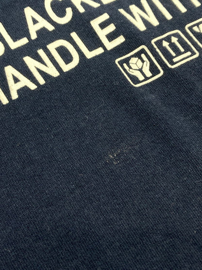 【中古品】【メンズ】 THE BLACK EYE PATCH ブラックアイパッチ HANDLE WITH CARE TEE NAVY ハンドル ウィズ ケア Tシャツ トップス 142-240821-jt-07-min サイズ：L カラー：ネイビー 万代Net店