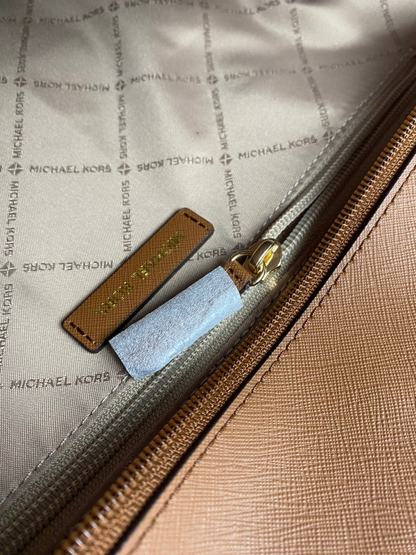 【未使用品】【レディース】 Michael Kors マイケルコース 35T0GTVT3V  JET SET TRAVEL ラージ トップ ジップ ショルダー トート バッグ 188-240827-me-17-min カラー：ブラウン 万代Net店