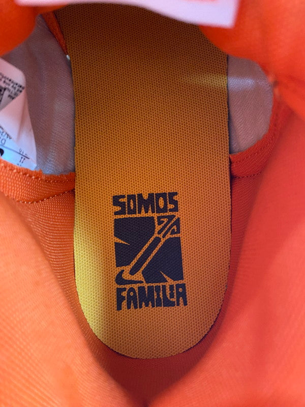 【未使用品】【メンズ】 NIKE ナイキ DUNK HI PREMIUM SOMOS FAMILLIA DZ5354-045 ダンク ハイ プレミアム ソモス ファミリア スニーカー 靴 160-251213-kk-03-min カラー：OFF NOIR/STARFISH-DK DRIFTWOOD 万代Net店