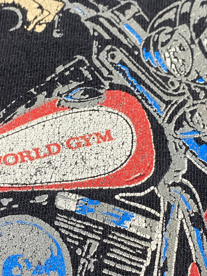 【現状渡し品】【メンズ】  WORLD GYM ワールドジム RACING 1996 DESIGN TEE 半袖Tシャツ トップス 146-240917-me-37-min サイズ：2XL カラー：ブラック 黒 万代Net店