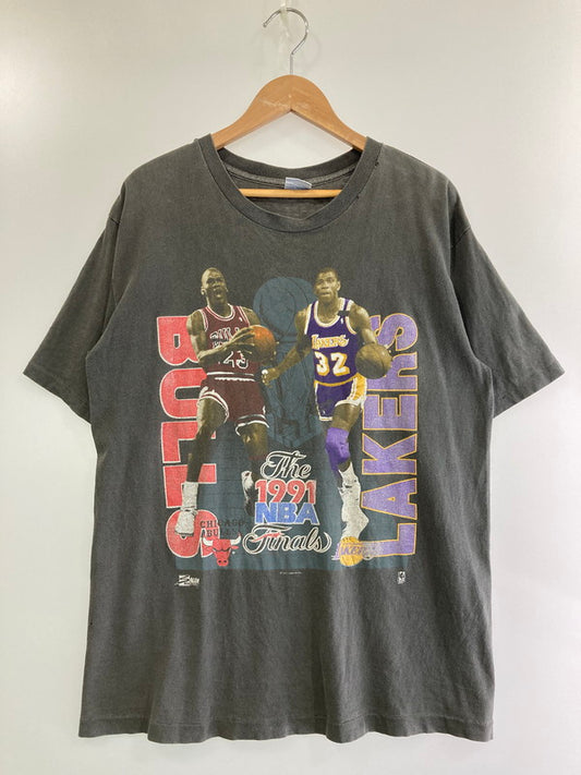 【現状渡し品】【メンズ】  NBA 1991 FINAL BULLS VS LAKERSTEE プリントTシャツ 146-240912-ab-8-min サイズ：L カラー：チャコール系 万代Net店