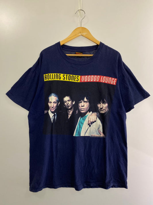 【中古品】【メンズ】  THE ROLLING STONENS VOODOO LOUNGE TOUR 94-95 ザ・ローリング・ストーンズ  ヴードゥー・ラウンジ・ツアー Tシャツ トップス 146-240910-jt-01-min サイズ：L カラー：ネイビー 万代Net店