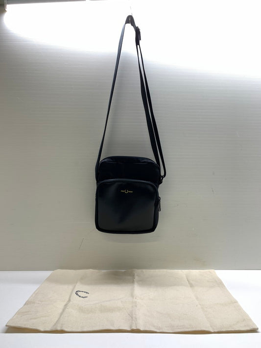 【中古品】【メンズ】 FRED PERRY フレッドペリー NYLON TWILL LEATHER SIDE BAG L7275774 ショルダーバッグ ボディバッグ サイドバッグ 188-241029-em-6-min カラー：ブラック 万代Net店