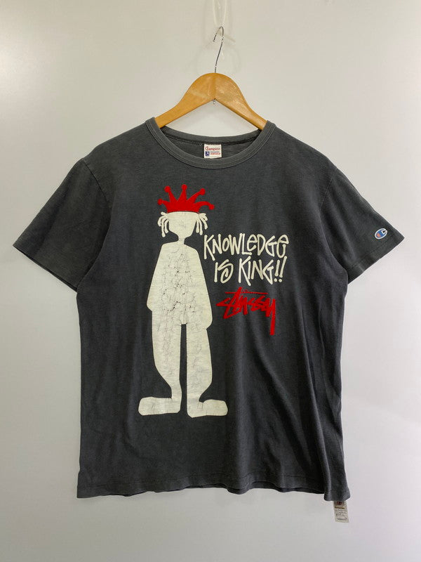 【中古品】【メンズ】  STUSSY × CHAMPION KNOWLEDGE IS KING S/S TEE ステューシー チャンピオン ショートスリーブTシャツ 半袖Tシャツ トップス 142-240925-yn-19-min サイズ：M カラー：グレー 万代Net店