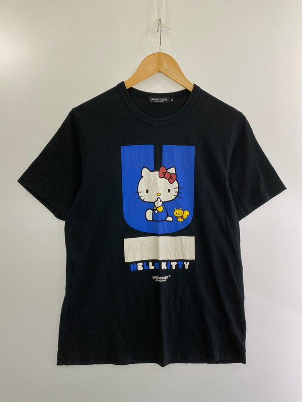 【中古品】【メンズ】 UNDERCOVER アンダーカバー ×SANRIO U LOGO PRINT T-SHIRT 半袖 140-240925-AS-41-min サイズ：M カラー：ブラック 万代Net店