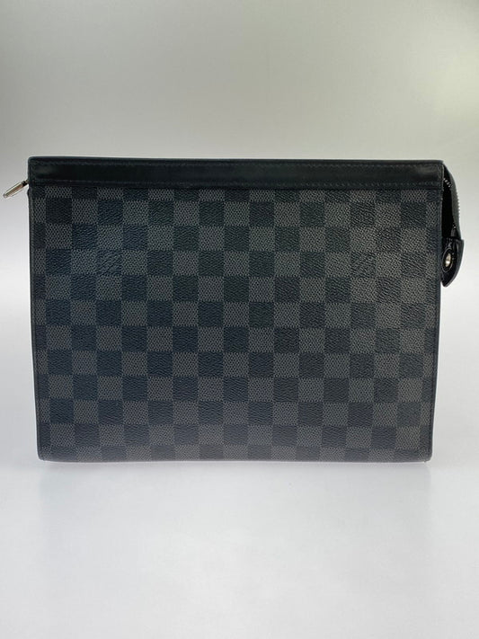 【中古品】【メンズ】 LOUIS VUITTON ルイ・ヴィトン N41696 ダミエ グラフィット ポシェット・ヴォワヤージュMM セカンドバッグ カバン 鞄 179-241004-ab-5-min サイズ：約26.7×20.5×6.2cm カラー：ブラック/グレー系 万代Net店