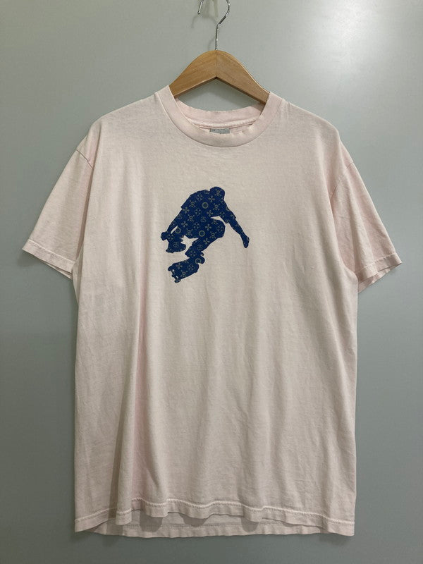 【中古品】【メンズ】  OLD STUSSY オールドステューシー 銀タグ USA製 90-00S MONOGRAM SKATE MAN PRINTED T-SHIRT 半袖Tシャツ トップス 142-241007-me-14-min サイズ：L カラー：ピンク 万代Net店