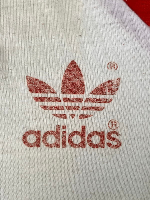 【現状渡し品】【メンズ】 adidas アディダス 80'S ヘンリーネックラグランTシャツ トップス 146-241104-me-31-min サイズ：M カラー：レッド/ホワイト 万代Net店