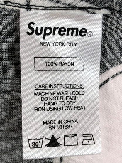 【中古品】【メンズ】 Supreme シュプリーム × UNDERCOVER アンダーカバー 18SS PUBLIC ENEMY RAYON SHIRT パブリック エネミー レーヨン シャツ 半袖シャツ 149-251106-na-05-tag サイズ：M カラー：ブラック/ホワイト 万代Net店