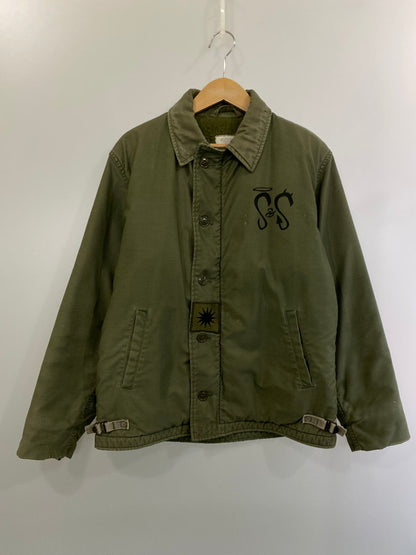 【現状渡し品】【メンズ】  US.ARMY ユーエスアーミー SAINT SINNERS PAINT 80’S A-2 DECK JACKET  8415-00-753-5812 デッキジャケット 80年代 ミリタリー メンズ アウター 146-241128-em-09-min サイズ：M カラー：カーキ 万代Net店