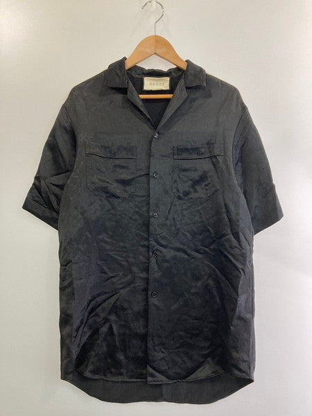 【中古品】【メンズ】  GUCCI グッチ TAPED LOGO SILK VACATION SHIRT 619025 タップロゴ シルク バケーション シャツ メンズトップス 半袖シャツ 141-241216-em-02-min サイズ：42 カラー：ブラック 万代Net店