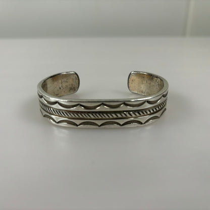 【中古品】【メンズ】  VINTAGE NAVAJO GUILD ヴィンテージナバホギルド C.1940～ STAMPED HEAVY INGOT SILVER CUFF BRACELET アクセサリー ブレスレット バングル 191-250105-AS-14-min カラー：シルバー 万代Net店