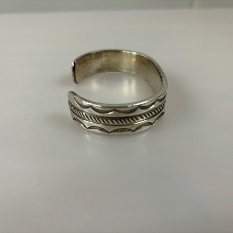 【中古品】【メンズ】  VINTAGE NAVAJO GUILD ヴィンテージナバホギルド C.1940～ STAMPED HEAVY INGOT SILVER CUFF BRACELET アクセサリー ブレスレット バングル 191-250105-AS-14-min カラー：シルバー 万代Net店