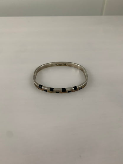 【中古品】【メンズ】 メキシカンジュエリー オニキス インレイ バングル アクセサリー ブレスレット 192-250105-AS-16-min カラー：シルバー 万代Net店