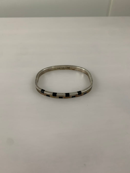 【中古品】【メンズ】 メキシカンジュエリー オニキス インレイ バングル アクセサリー ブレスレット 192-250105-AS-16-min カラー：シルバー 万代Net店