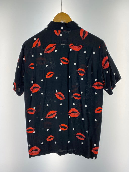 【中古品】【メンズ】 ALOHA BLOSSOM アロハブロッサム KISS S S SHIRT 半袖シャツ 145-250125-AS-11-min サイズ：38 カラー：ブラック/ホワイト/レッド 万代Net店