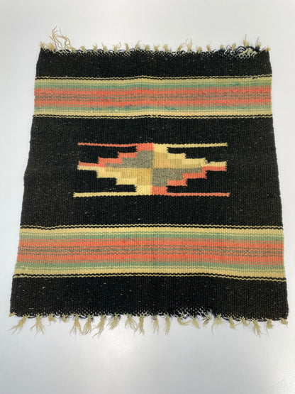 【中古品】【メンズ】 ANTIQUE CHIMAYO RUG SMALL アンティーク チマヨ ラグ スモール ネイティブ マット インテリア 雑貨 208-250130-em-12-min カラー：ブラック 万代Net店
