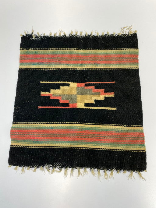 【中古品】【メンズ】 ANTIQUE CHIMAYO RUG SMALL アンティーク チマヨ ラグ スモール ネイティブ マット インテリア 雑貨 208-250130-em-12-min カラー：ブラック 万代Net店