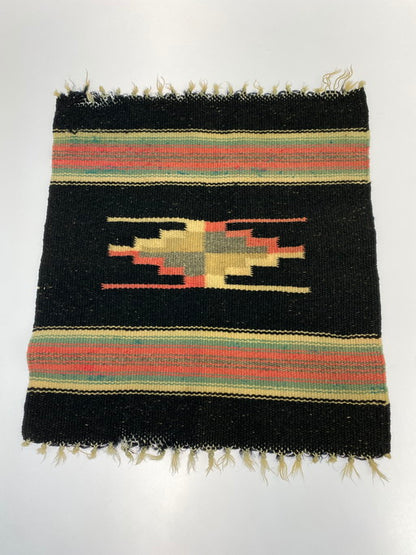 【中古品】【メンズ】 ANTIQUE CHIMAYO RUG SMALL アンティーク チマヨ ラグ スモール ネイティブ マット インテリア 雑貨 208-250130-em-12-min カラー：ブラック 万代Net店