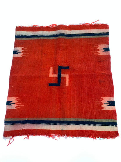 【中古品】【メンズ/レディース】 ANTIQUE CHIMAYO SWASTIKA RUG VINTAGE 20-40S アンティーク チマヨ スワスティカ ラグ かぎ十字 マット 20～40年代 208-250130-em-13-min カラー：レッド 万代Net店