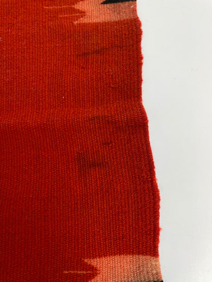 【中古品】【メンズ/レディース】 ANTIQUE CHIMAYO SWASTIKA RUG VINTAGE 20-40S アンティーク チマヨ スワスティカ ラグ かぎ十字 マット 20～40年代 208-250130-em-13-min カラー：レッド 万代Net店