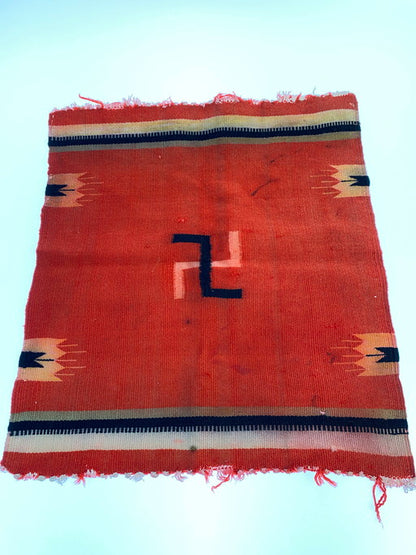 【中古品】【メンズ/レディース】 ANTIQUE CHIMAYO SWASTIKA RUG VINTAGE 20-40S アンティーク チマヨ スワスティカ ラグ かぎ十字 マット 20～40年代 208-250130-em-13-min カラー：レッド 万代Net店
