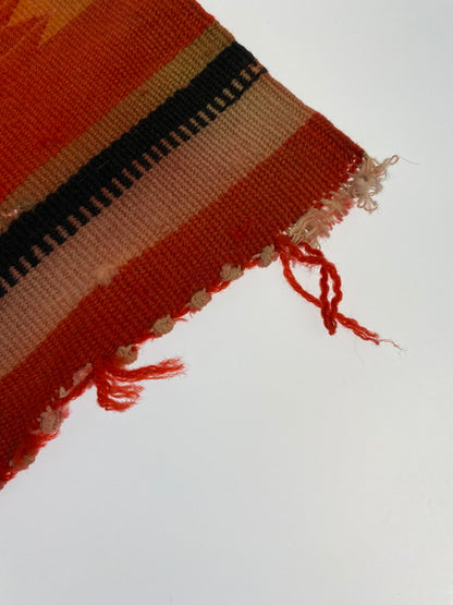 【中古品】【メンズ/レディース】 ANTIQUE CHIMAYO SWASTIKA RUG VINTAGE 20-40S アンティーク チマヨ スワスティカ ラグ かぎ十字 マット 20～40年代 208-250130-em-13-min カラー：レッド 万代Net店