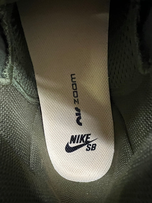 【中古美品】【レディース】 NIKE SB ナイキ スケートボーディング × ANTI HERO アンタイヒーロー 別注 コラボ ZOOM BLAZER MID QS HM5838-300 ズーム ブレーザー ミッド クイックストライク スニーカー 靴 160-260725-kk-12-hon カラー：ROUGH GREEN/AMARILLO 万代Net店