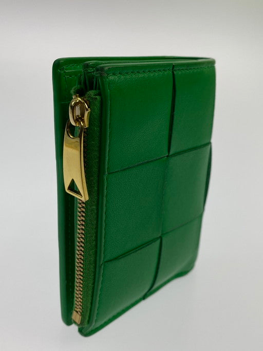 【中古品】【レディース】 BOTTEGAVENETA ボッテガヴェネタ スモール カセット 二つ折りファスナーウォレット 742698  財布 二つ折り財布 181-250204-jt-16-min カラー：パラキート/グリーン 万代Net店