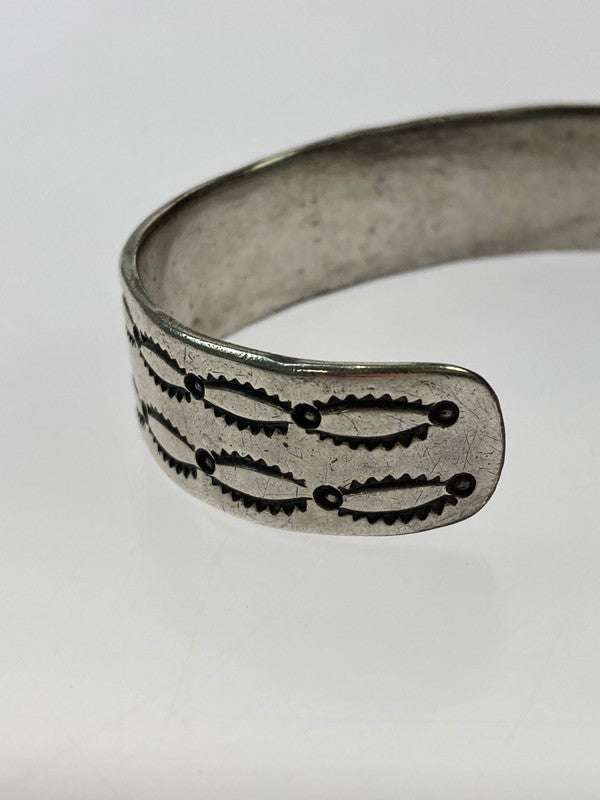 【中古品】【メンズ/レディース】  NAVAJO ナバホ STAMPED INGOT SILVER CUFF BRACELET C.1890～ スタンプド インゴット シルバー カフ ブレスレット インディアンジュエリー 191-250213-jt-04-min カラー：シルバー 万代Net店