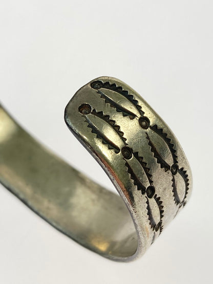 【中古品】【メンズ/レディース】  NAVAJO ナバホ STAMPED INGOT SILVER CUFF BRACELET C.1890～ スタンプド インゴット シルバー カフ ブレスレット インディアンジュエリー 191-250213-jt-04-min カラー：シルバー 万代Net店