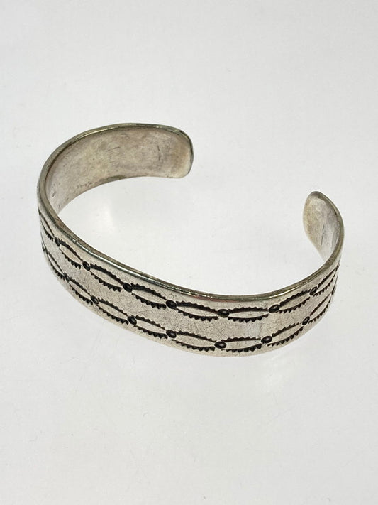 【中古品】【メンズ/レディース】  NAVAJO ナバホ STAMPED INGOT SILVER CUFF BRACELET C.1890～ スタンプド インゴット シルバー カフ ブレスレット インディアンジュエリー 191-250213-jt-04-min カラー：シルバー 万代Net店