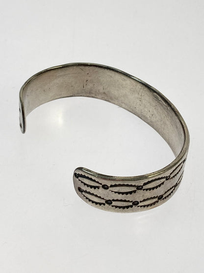 【中古品】【メンズ/レディース】  NAVAJO ナバホ STAMPED INGOT SILVER CUFF BRACELET C.1890～ スタンプド インゴット シルバー カフ ブレスレット インディアンジュエリー 191-250213-jt-04-min カラー：シルバー 万代Net店