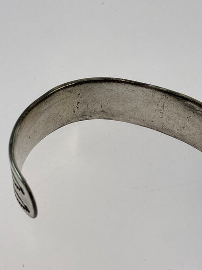 【中古品】【メンズ/レディース】  NAVAJO ナバホ STAMPED INGOT SILVER CUFF BRACELET C.1890～ スタンプド インゴット シルバー カフ ブレスレット インディアンジュエリー 191-250213-jt-04-min カラー：シルバー 万代Net店