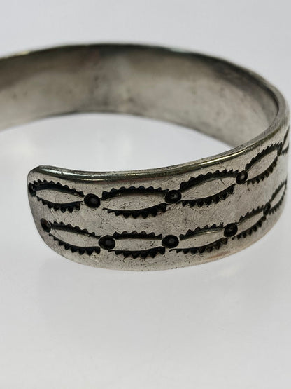 【中古品】【メンズ/レディース】  NAVAJO ナバホ STAMPED INGOT SILVER CUFF BRACELET C.1890～ スタンプド インゴット シルバー カフ ブレスレット インディアンジュエリー 191-250213-jt-04-min カラー：シルバー 万代Net店