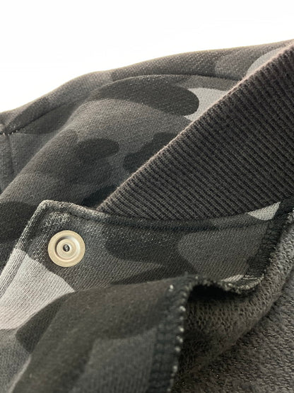 【中古品】【メンズ】 A BATHING APE アベイシングエイプ CAMO SWEAT STADIUM JACKET カモ スウェット スタジアムジャケット アウター 142-250218-yn-17-min サイズ：L カラー：ブラック/グレー 万代Net店