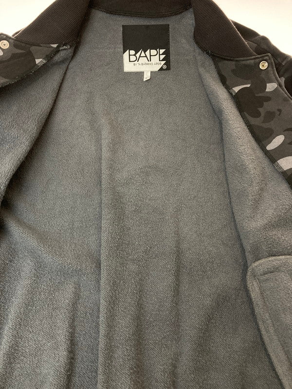 【中古品】【メンズ】 A BATHING APE アベイシングエイプ CAMO SWEAT STADIUM JACKET カモ スウェット スタジアムジャケット アウター 142-250218-yn-17-min サイズ：L カラー：ブラック/グレー 万代Net店